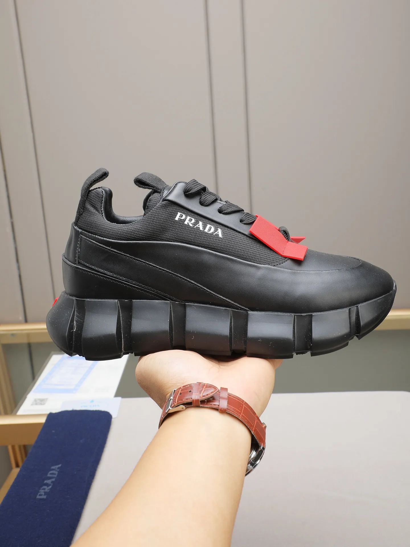 PP500 PRADA/Prada men's lace-up casual sports shoes, the upper is made of imported first-layer calfskin, soft, comfortable and breathable ➕ washed sheepskin lining! The tongue is decorated with the PRADA brand letter logo. The rubber thick sole echoes the red label tongue. The style is fashionable and elegant. The details are carefully crafted. A casual sports shoe with a super western style and excellent breathability!  Size: 38-44 (45 46 customized)